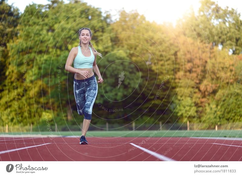 Training des weiblichen Athleten für ein Rennen Glück Gesicht Sport Rennbahn Frau Erwachsene 1 Mensch 18-30 Jahre Jugendliche blond Fitness Lächeln Kraft