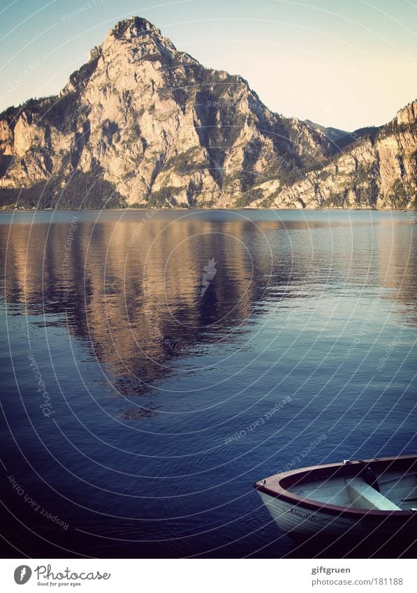 nautilus Farbfoto Außenaufnahme Menschenleer Umwelt Natur Wasser Himmel See ästhetisch Tourismus Berge u. Gebirge Bergsteigen Gewässer Boot Ruderboot Motorboot