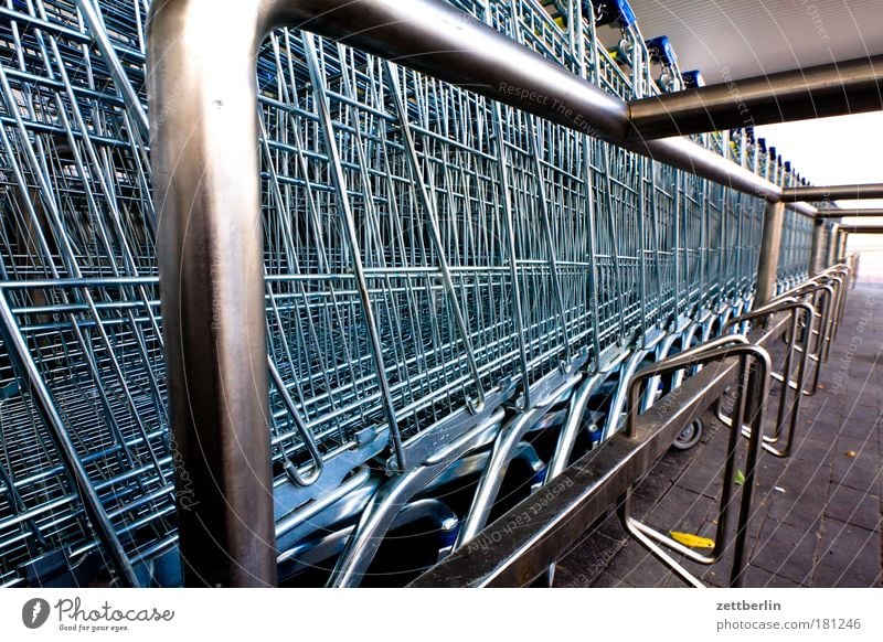 Supermarkt Einkaufswagen Einkaufskorb kaufhalle großeinkauf Parkplatz wochenendeinkauf mindestumsatz Konsum konsumgesellschaft Kaufhaus Gier geizig fantastisch