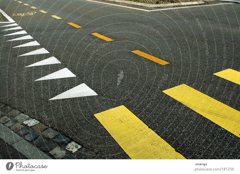 Kreuzung Farbfoto Außenaufnahme Menschenleer Blick nach unten Stadt Verkehr Verkehrswege Straßenverkehr Straßenkreuzung Wege & Pfade Wegkreuzung Linie Pfeil