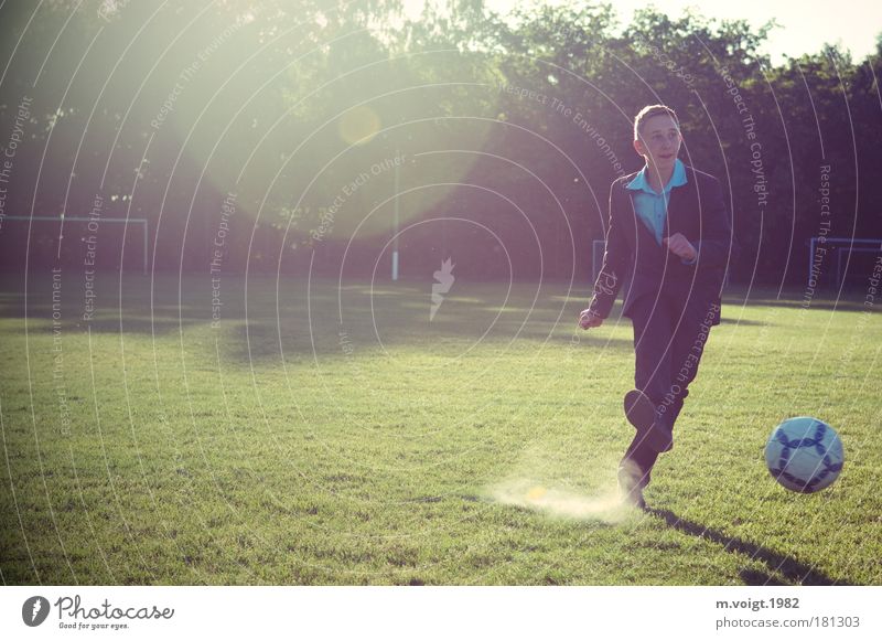 Vom Elfer, Teil II Sport Ballsport Fußball Elfmeter Sportstätten Fußballplatz maskulin Junge Jugendliche 13-18 Jahre Kind Hemd Anzug Bewegung Spielen elegant