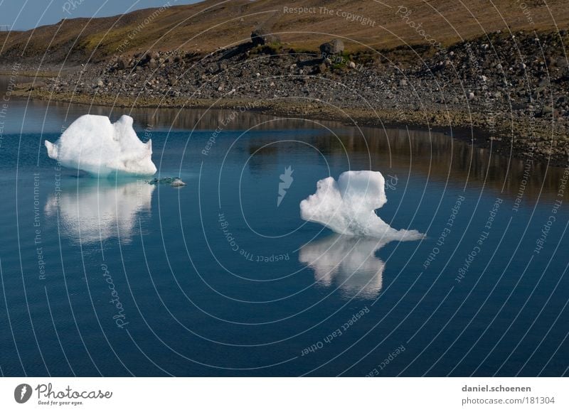 Eisbergchen Menschenleer Textfreiraum links Textfreiraum rechts Textfreiraum unten Umwelt Natur Wasser Klima Klimawandel Frost Seeufer kalt blau weiß bizarr