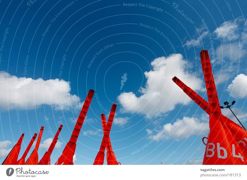 FINDE DEN FEHLER Boje rot Laterne Wachstum Wasserfahrzeug Schifffahrt Norderney Ostfriesland Norden nordisch zeigen Zeiger Himmel Wolken blau außergewöhnlich