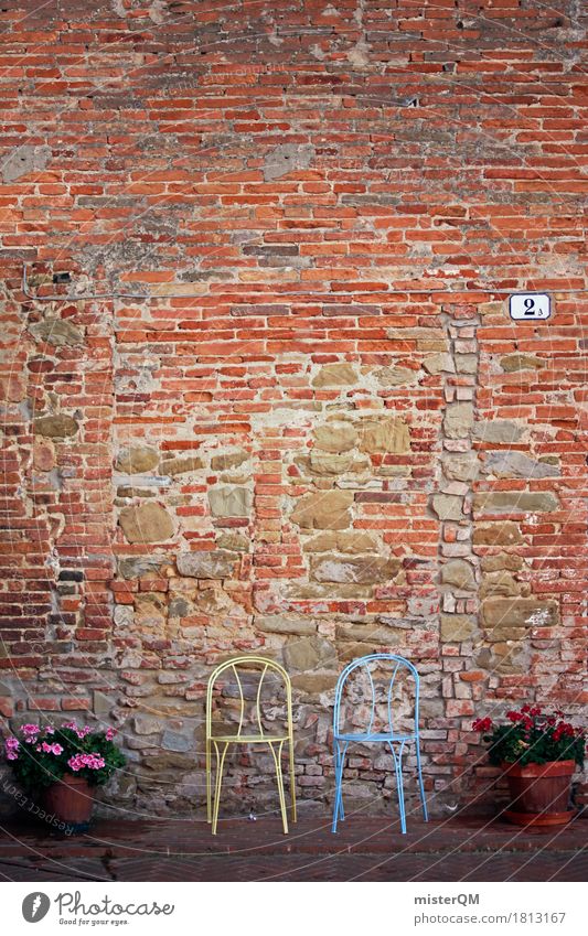 Zwei Kunst ästhetisch Stuhl Stuhllehne Stuhlreihe Stuhlgruppe mediterran 2 Backsteinwand Muster Zusammensein Blume Italien Urlaubsfoto leer Sitz sitzen