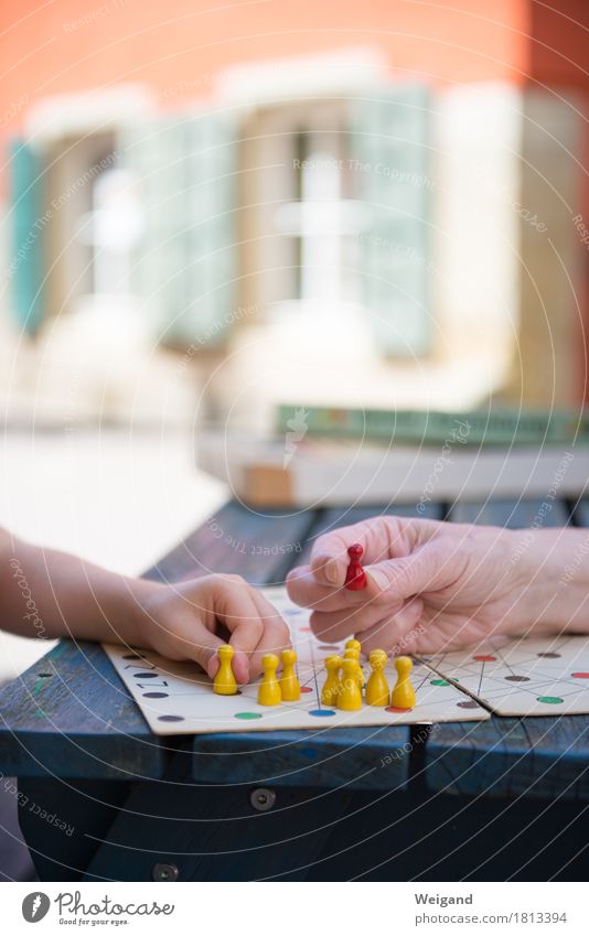 Die rote Figur Freude Freizeit & Hobby Spielen Feste & Feiern Verlierer Kindererziehung Bildung Kindergarten lernen Feierabend Mensch Hand 2 Spielzeug frech