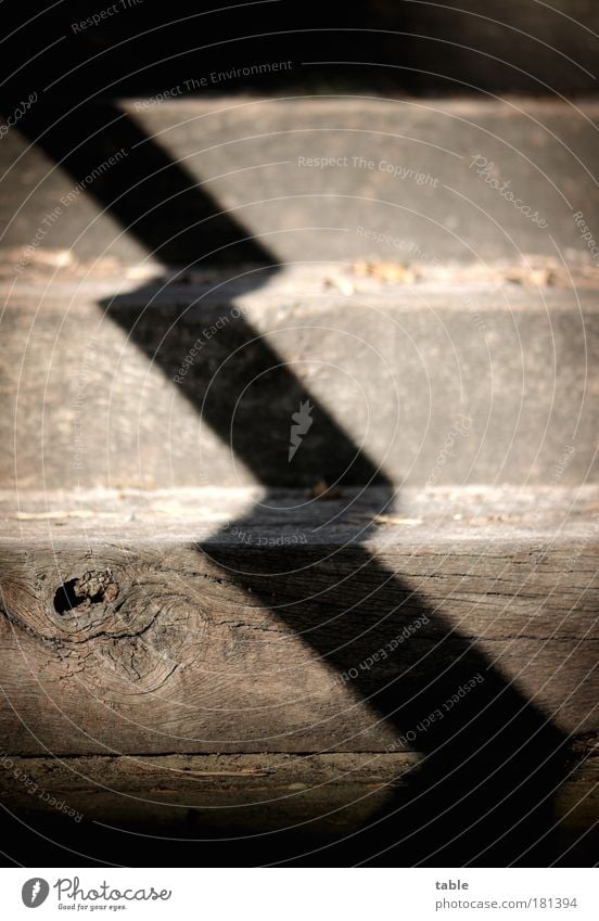 mittendurch Farbfoto Gedeckte Farben Schatten Kontrast Treppe Holz Zeichen alt dunkel eckig Lichteinfall Zickzack aufwärts abwärts Astloch diagonal quer Linie