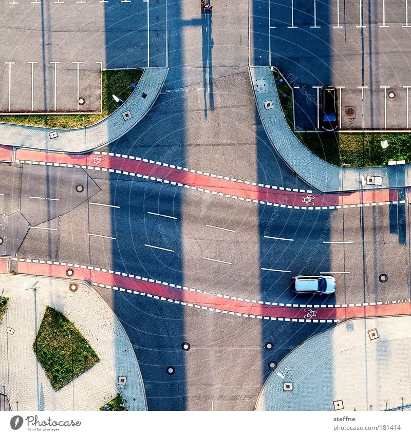 Verkehrsüberwachung Farbfoto Außenaufnahme Stadt Verkehrswege Straßenverkehr Autofahren Straßenkreuzung Parkplatz PKW Ballone Überwachung