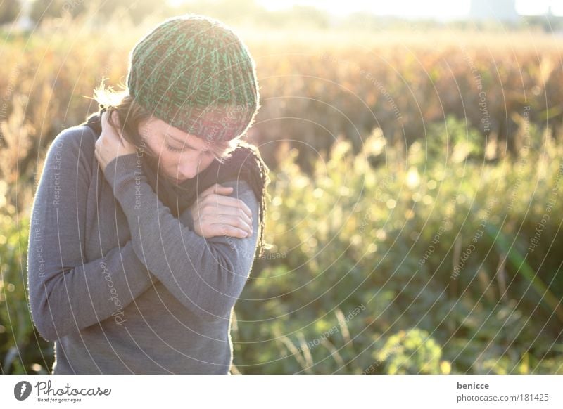 Freeze Frau Mensch Jugendliche Mütze kappe Wollmütze rothaarig Herbst Winter Porträt Erkältung grippewelle Fieber herbstlich Nahaufnahme Natur Sonne Gegenlicht