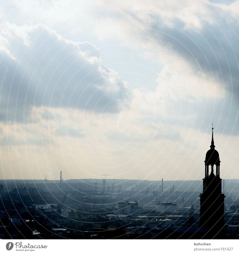 arbeitsplatz Farbfoto Außenaufnahme Tag Licht Schatten Sonnenlicht Sonnenstrahlen Gegenlicht Himmel Wolken Wind Regen Hamburg Hafenstadt Stadtzentrum Kirche