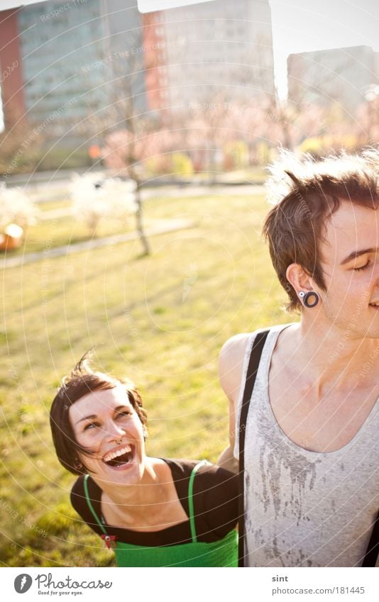 ick lieb dir IV Farbfoto Außenaufnahme Sonnenlicht Gegenlicht Schwache Tiefenschärfe Porträt Oberkörper Freude Glück maskulin feminin Paar Partner 2 Mensch