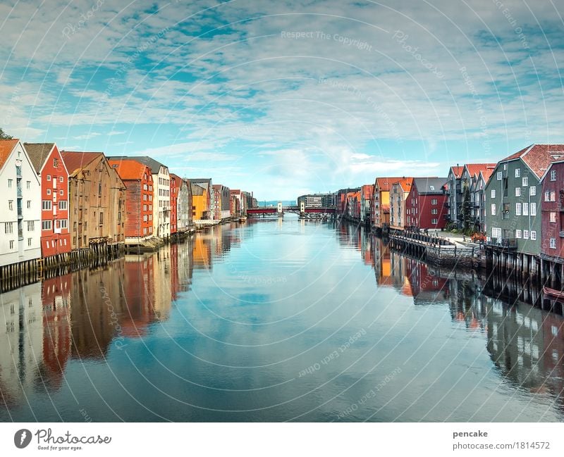 speicherstadt am nidelv Urelemente Wasser Himmel Wolken Herbst Flussufer Trondheim Norwegen Europa Hafenstadt Altstadt Haus außergewöhnlich historisch Kitsch