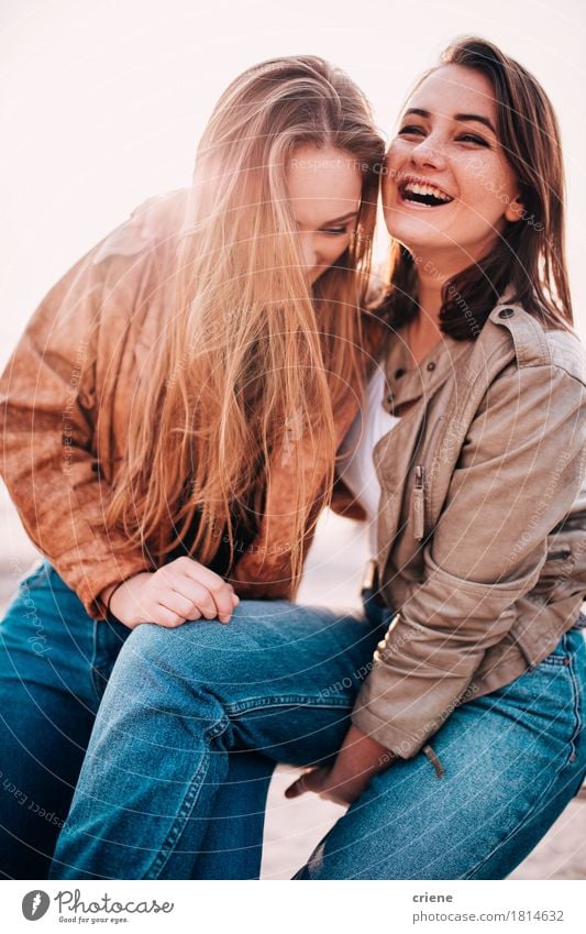 Beste Freunde, die Spaß zusammen auf dem Strandlachen haben Lifestyle Freude Glück Erholung Freiheit Sonne Junge Frau Jugendliche Paar Partner Erwachsene 2