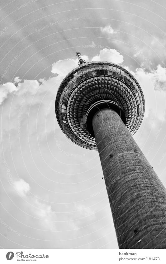 Auf Sendung in 3, 2, 1 ... Schwarzweißfoto Außenaufnahme Menschenleer Tag Kontrast Froschperspektive Himmel Sonnenlicht Berlin Deutsche Flagge Europa Hauptstadt