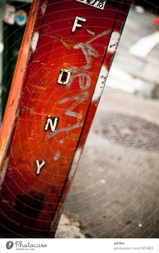 1 Telefon Notruf Menschenleer Rost Schriftzeichen ästhetisch dreckig groß kaputt retro grau rot New York City verfallen Feuerwehr alt FDNY Farbfoto