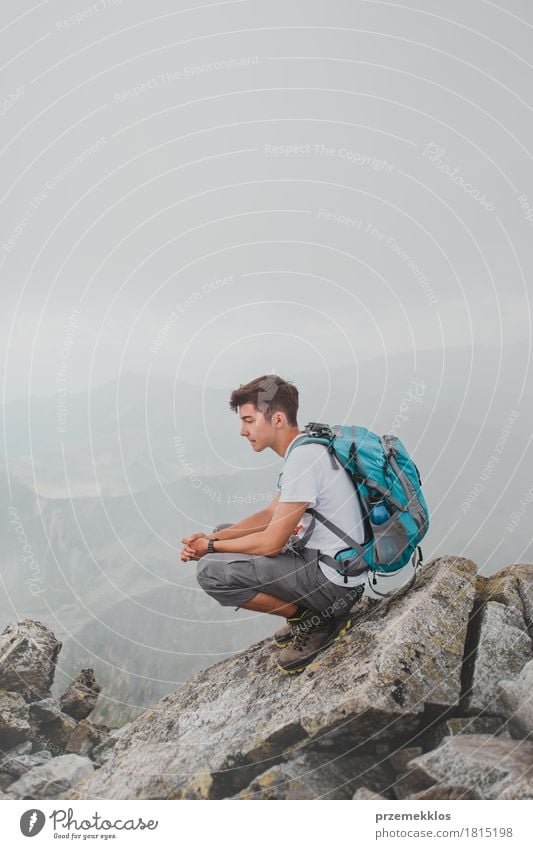 Junge auf einem Berggipfel sitzend Ferien & Urlaub & Reisen Abenteuer Freiheit Sommer Sommerurlaub Berge u. Gebirge wandern 1 Mensch 13-18 Jahre Jugendliche