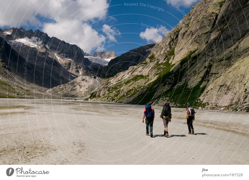 in den Bergen Farbfoto Außenaufnahme Textfreiraum links Tag Freizeit & Hobby Bergsteigen wandern zustieg Ausflug Abenteuer Sommer Berge u. Gebirge gipfelstürmer