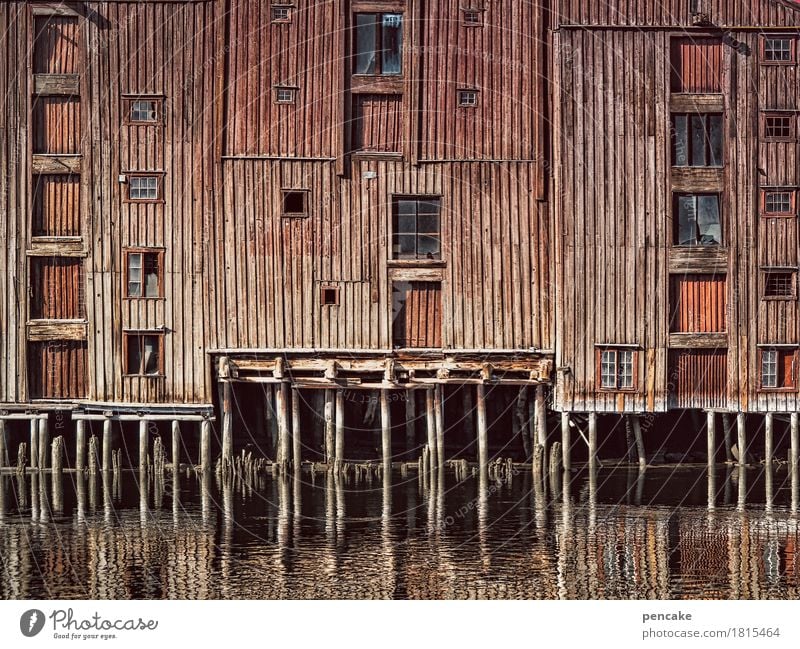 handel und wandel Urelemente Wasser Flussufer Hafenstadt Altstadt Haus Bauwerk Gebäude Architektur Holz Bekanntheit historisch reich retro Stadt Wärme Lagerhaus