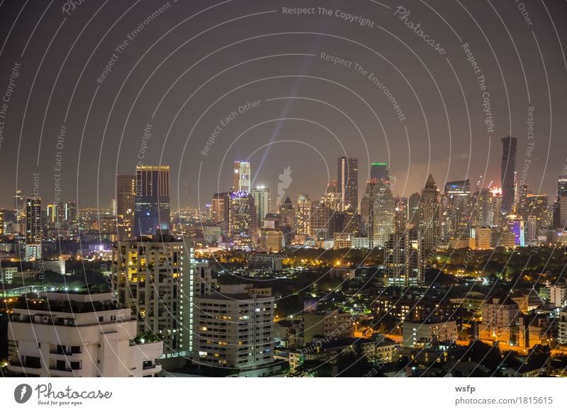 Bangkok skyline bei nacht panorama Büro Stadt Stadtzentrum Skyline Hochhaus Architektur authentisch Beleuchtung Stadtteil sukhumvit himmel bank Asien Thailand