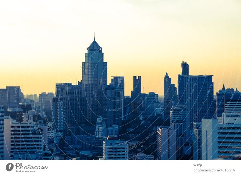 Bangkok skyline bei Sonnenuntergang Panorama Büro Stadt Stadtzentrum Skyline Hochhaus Architektur panorama Stadtteil sukhumvit himmel bank Asien Thailand