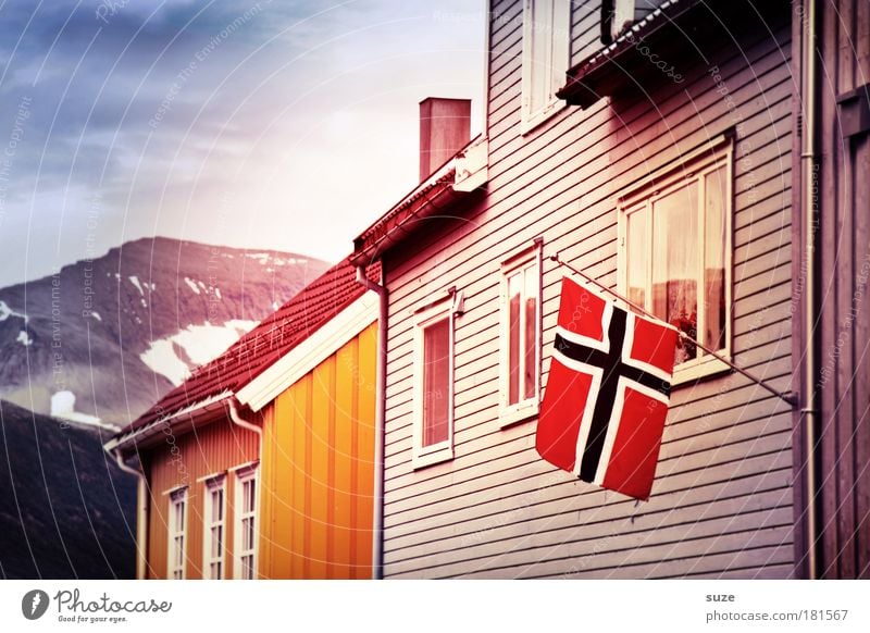 Flagge zeigen Ferien & Urlaub & Reisen Berge u. Gebirge Häusliches Leben Haus Stadt Hütte Fassade Fenster Holz Fahne Stolz Norwegen Nationalitäten u. Ethnien