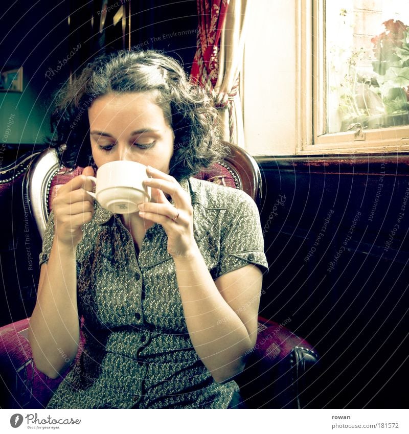 teatime Farbfoto Innenaufnahme Tag feminin Junge Frau Jugendliche Erwachsene Erholung trinken retro Geborgenheit Traurigkeit Trauer Einsamkeit Nostalgie