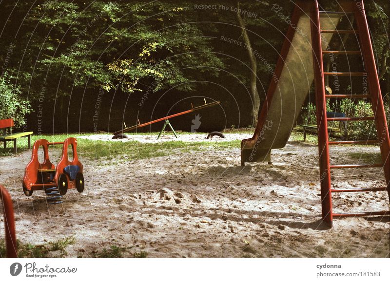 Spielspaß Farbfoto Außenaufnahme Detailaufnahme Menschenleer Textfreiraum unten Tag Licht Schatten Kontrast Zentralperspektive Kindergarten Kindheit Umwelt