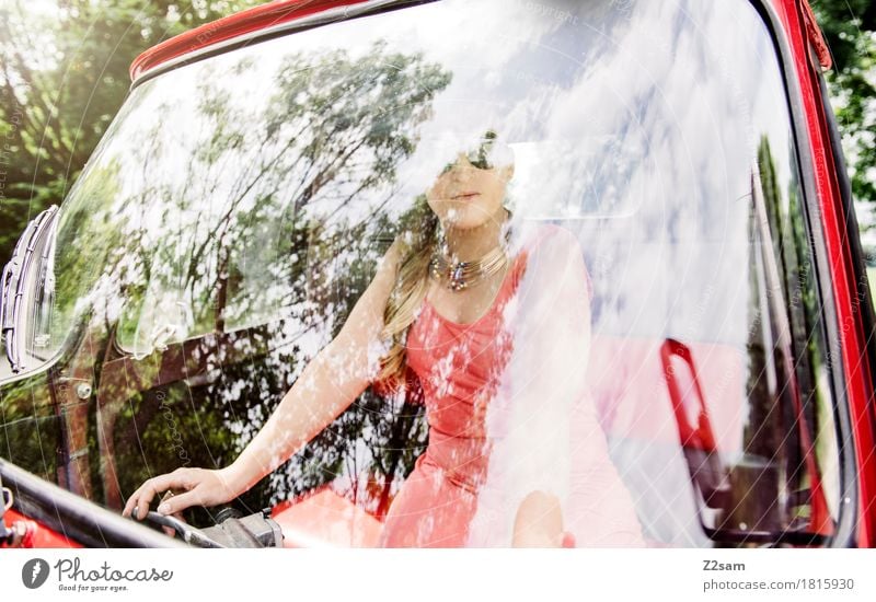 ciao ragazzi Lifestyle Stil Sommer feminin Frau Erwachsene 18-30 Jahre Jugendliche Landschaft Schönes Wetter Baum Sträucher Fahrzeug PKW Kleinmotorrad Mode