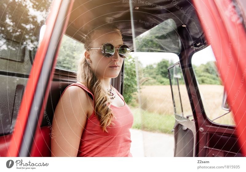 Pronto! Pronto! Lifestyle Stil Freizeit & Hobby Sommer feminin Frau Erwachsene 18-30 Jahre Jugendliche Natur Landschaft Sonne Schönes Wetter Autofahren Oldtimer