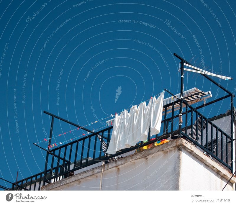 Waschtag Häusliches Leben Haus Balkon Novalja Kroatien Gebäude Architektur Mauer Wand Fassade Geländer blau schwarz weiß Wäsche waschen Wäscheleine Himmel oben