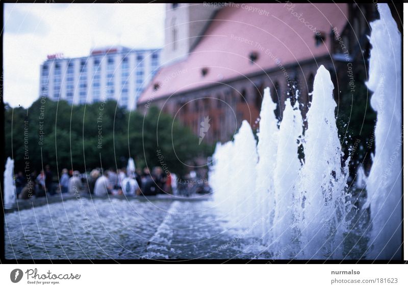 Berlin Mitte, es war Sommer Farbfoto Tag Berlin-Mitte Stadtzentrum Springbrunnen rein spritzen Erfrischung Wasserfontäne sprudelnd