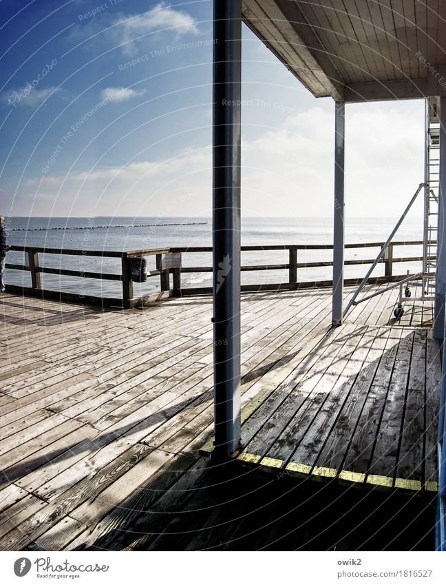 Holzempore Frau Erwachsene 1 Mensch 45-60 Jahre Umwelt Natur Wasser Himmel Wolken Horizont Klima Schönes Wetter Ostsee Seebrücke Sellin maritim beobachten Blick