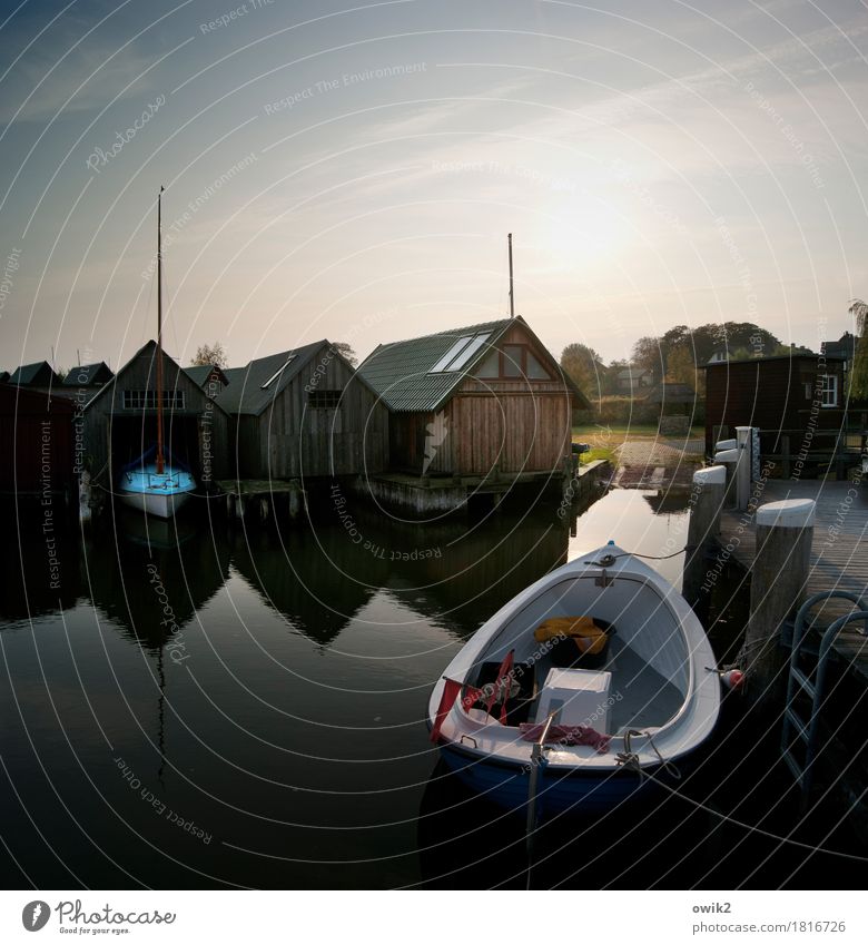 Jolle Wasser Himmel Wolken Horizont Herbst Schönes Wetter Baum Althagen Ahrenshoop Haus Hafen Bootshaus Anlegestelle Motorboot Holz Kunststoff leuchten liegen