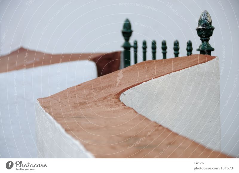 geschlossene Gesellschaft Farbfoto Außenaufnahme Abend Traumhaus Architektur Mauer Wand Garten einzigartig Schutz Einsamkeit geheimnisvoll Perspektive Trennung