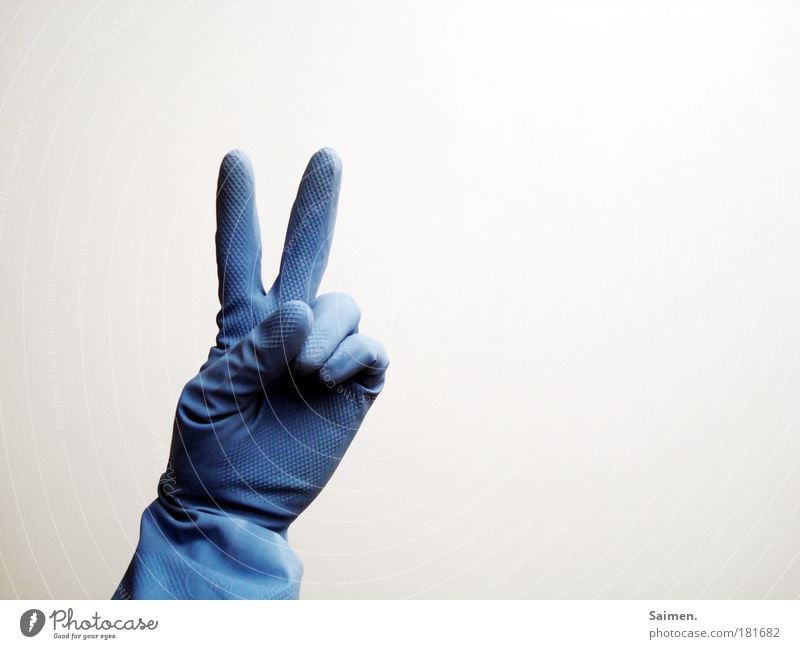 peace baby! Farbfoto Gedeckte Farben Innenaufnahme Textfreiraum rechts Licht Hand Finger Freude Glück friedlich Hoffnung Frieden blau Zeichen gestikulieren