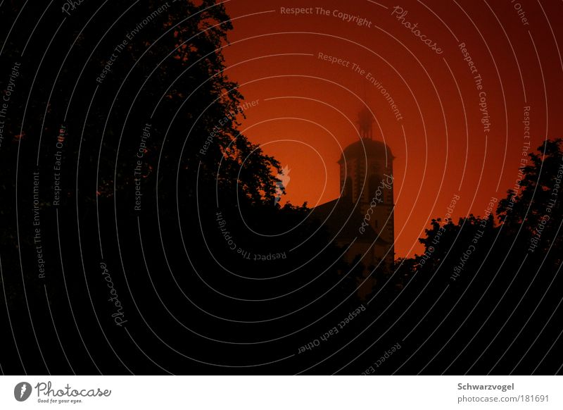 Götterdämmerung Farbfoto Außenaufnahme Menschenleer Textfreiraum links Nacht Licht Schatten Kontrast Silhouette Lichterscheinung Kirche Bauwerk Gebäude