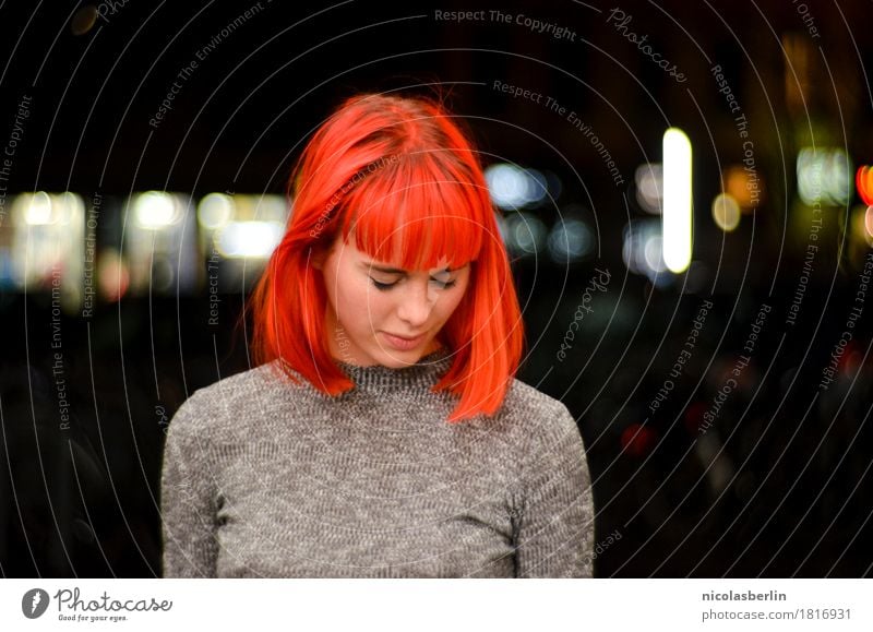 Portrait einer bildhübschen rothaarigen Frau die verschämt nach unten guckt Lifestyle Stil exotisch schön Haare & Frisuren Wohlgefühl Sinnesorgane ruhig Flirten