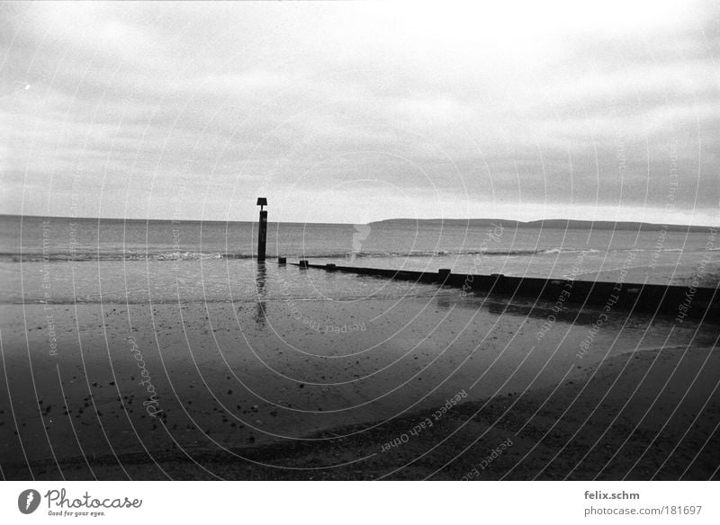 Schwache Brandung Landschaft Luft Wasser Himmel Wolken Gewitterwolken Horizont Sonnenlicht Wind Wellen Küste Strand Meer Leuchtturm Sand Holz Fußspur dunkel