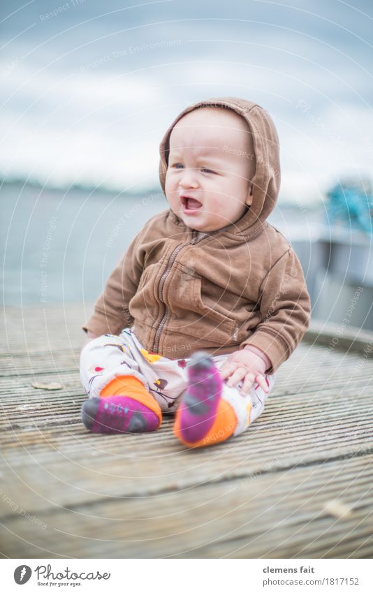 Familienglück (vorbei) Baby Außenaufnahme Steg Wasser Familie & Verwandtschaft Kind sitzen bedeckter Himmel braun Blick unschuldig schreien Tränen Trauer