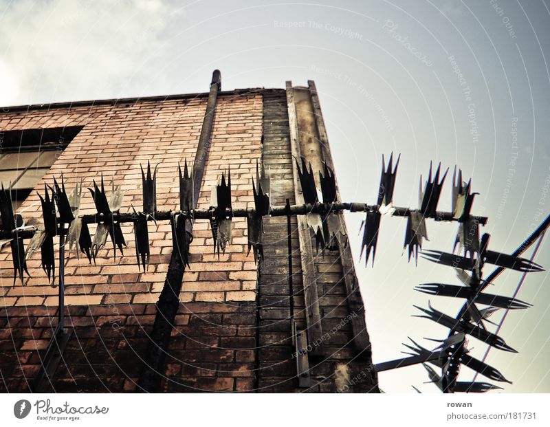 einbruchsicher Farbfoto Außenaufnahme Menschenleer Textfreiraum oben Tag Haus Industrieanlage Fabrik Bauwerk Gebäude Architektur Mauer Wand Fassade Backstein