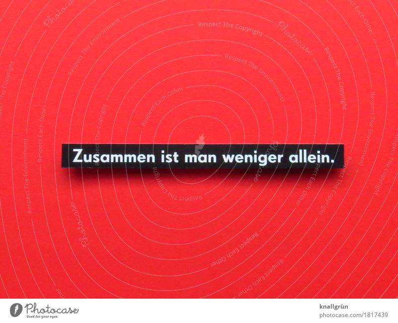 Zusammen ist man weniger allein. Schriftzeichen Schilder & Markierungen Kommunizieren Liebe eckig rot schwarz weiß Gefühle Stimmung Glück Zufriedenheit