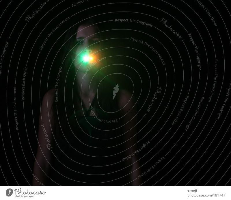 AAH Farbfoto Außenaufnahme Studioaufnahme Experiment Textfreiraum rechts Textfreiraum oben Hintergrund neutral Nacht Kunstlicht Lichterscheinung Oberkörper