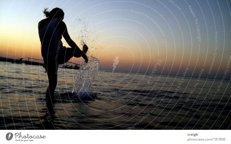 Tsunami-Verteidigerin Farbfoto Gedeckte Farben Außenaufnahme Abend Schatten Silhouette Reflexion & Spiegelung Ganzkörperaufnahme Rückansicht Wegsehen feminin