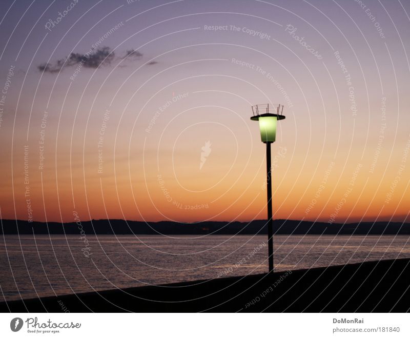 Angst im Dunkeln Landschaft Urelemente Wasser Himmel Wolken Horizont Schönes Wetter Seeufer Meersburg Europa Bodensee leuchten stehen blau rot schwarz Coolness