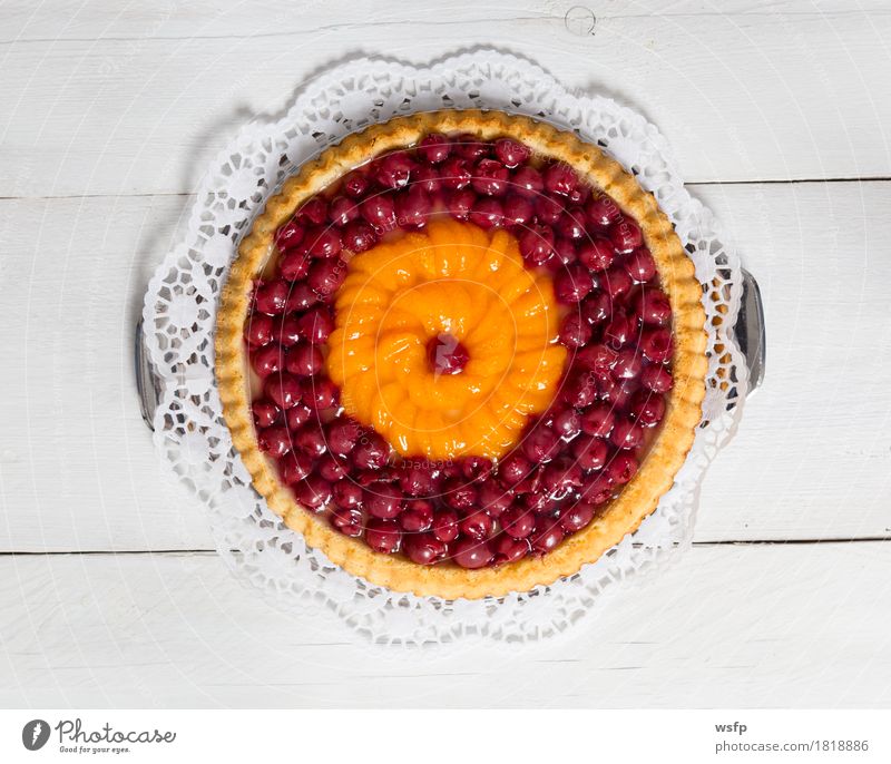 Obstboden mit Kirschen und Mandarinen auf weißem Holz Kuchen Dessert Torte Sahnetorte Schaumgebäck Tortenspitze Backwaren backen Biskuit süßes Holztisch