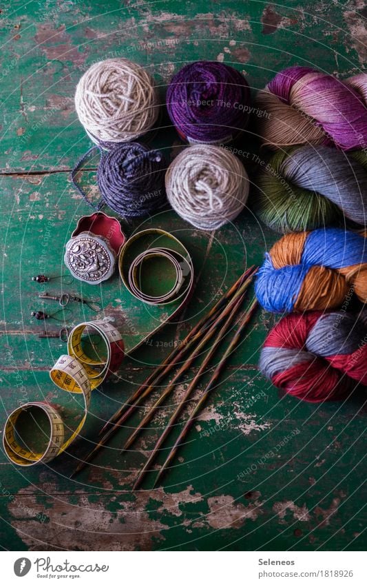 stricken Zufriedenheit Erholung ruhig Freizeit & Hobby Handarbeit Stricknadel Maßband Dose Wolle mehrfarbig Freude Kreativität Leidenschaft Farbfoto