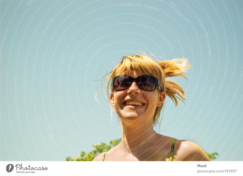 Sommerfreude Farbfoto Außenaufnahme Hintergrund neutral Tag Sonnenlicht Zentralperspektive Porträt Oberkörper Vorderansicht Blick Blick in die Kamera