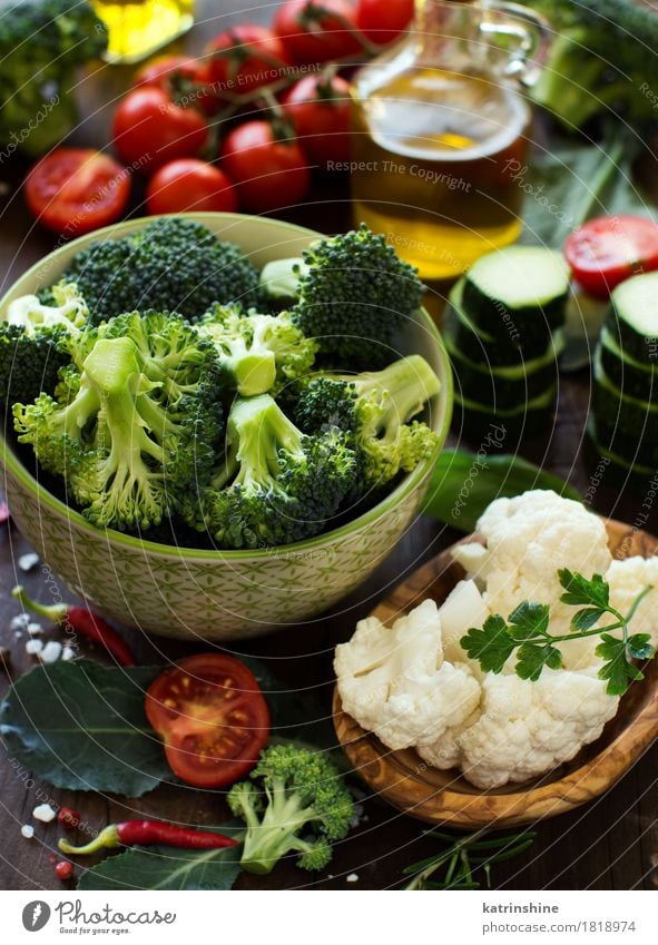 Frisches Gemüse, Kräuter und Olivenöl Kräuter & Gewürze Öl Essen Vegetarische Ernährung Diät Schalen & Schüsseln Sommer Tisch Herbst Blatt Sammlung dunkel