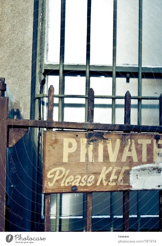 privat! Farbfoto Außenaufnahme Menschenleer Tag Haus Industrieanlage Fabrik Bauwerk Gebäude Architektur Mauer Wand Fassade Fenster Tür Misstrauen Sicherheit