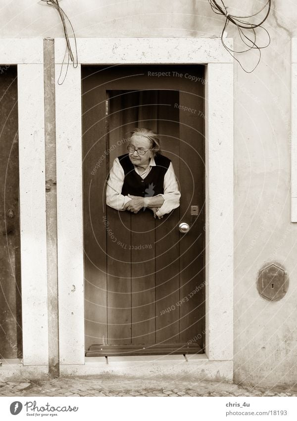 Alte Frau Portugal Lissabon typisch Stadtteil Alfama