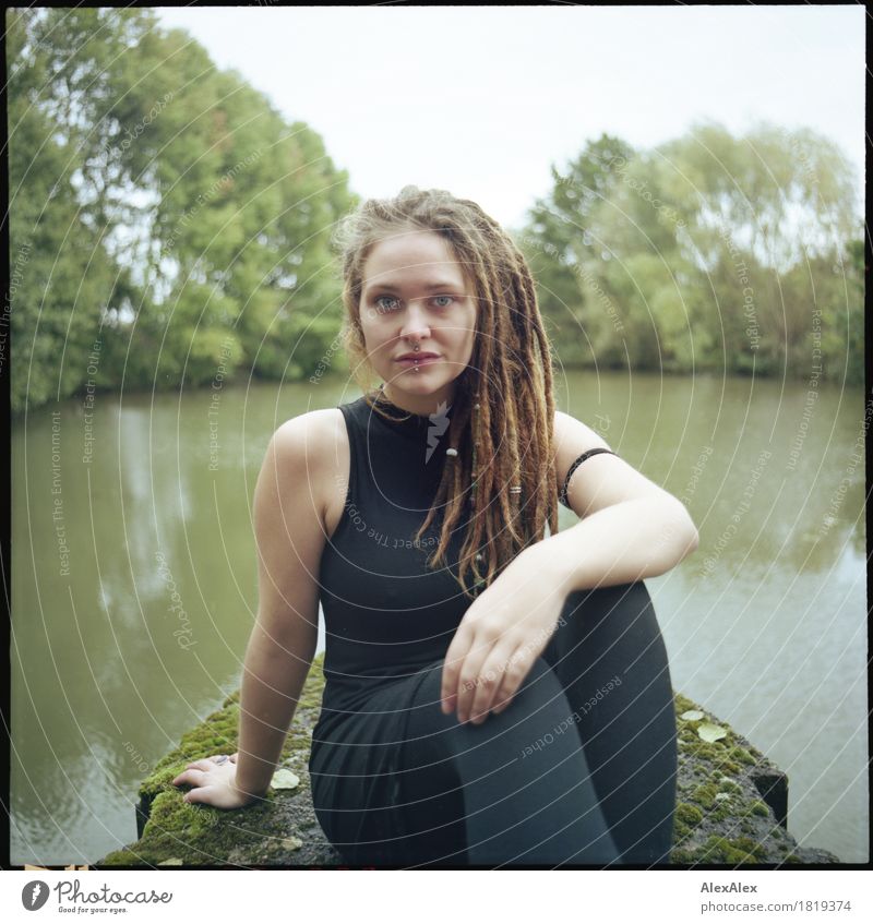 gesetzt Ausflug Fluss Flussufer Ponton Beton Junge Frau Jugendliche Haare & Frisuren 18-30 Jahre Erwachsene Landschaft Baum Bucht Kleid Strumpfhose Piercing